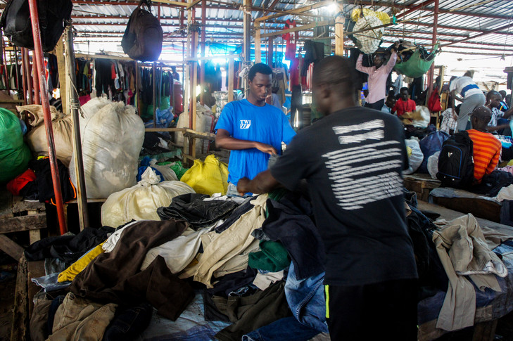 Riposte au Covid-19 : Reportage photos à la Gare routière de Colobane et au Rond-point Petersen