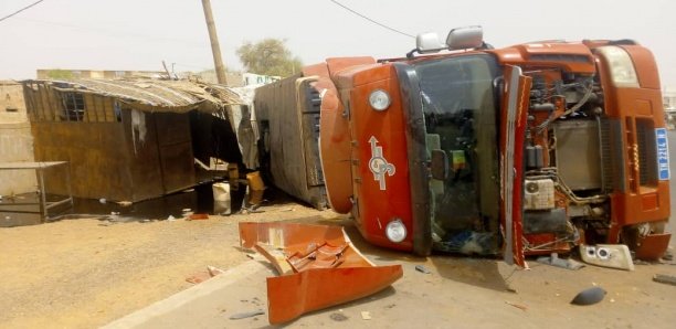 [Photos] Accident à Podor : Un camion gros-porteur, 4 roues en l’air déverse son chargement devant…