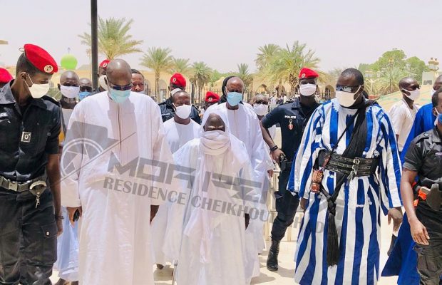 (03 Photos) Serigne Mountakha arbore son masque et montre la voie à tous les fidèles. Regardez !