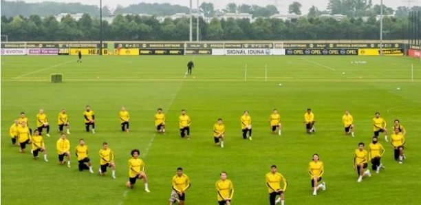 Tous les joueurs de Dortmund mettent un genou à terre pour soutenir le mouvement “Black Lives Matter”