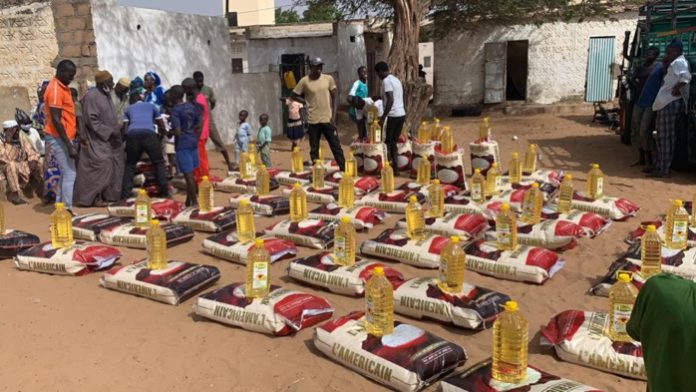 Mbibess (Lompoul) – Aziz Ndiaye construit un poste de santé et distribue des kits alimentaires aux populations