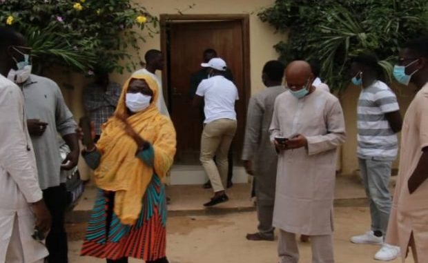 PHOTOS : LA DOULEUR DES FIDÈLES DEVANT LE DOMICILE DE PAPE MALICK SY