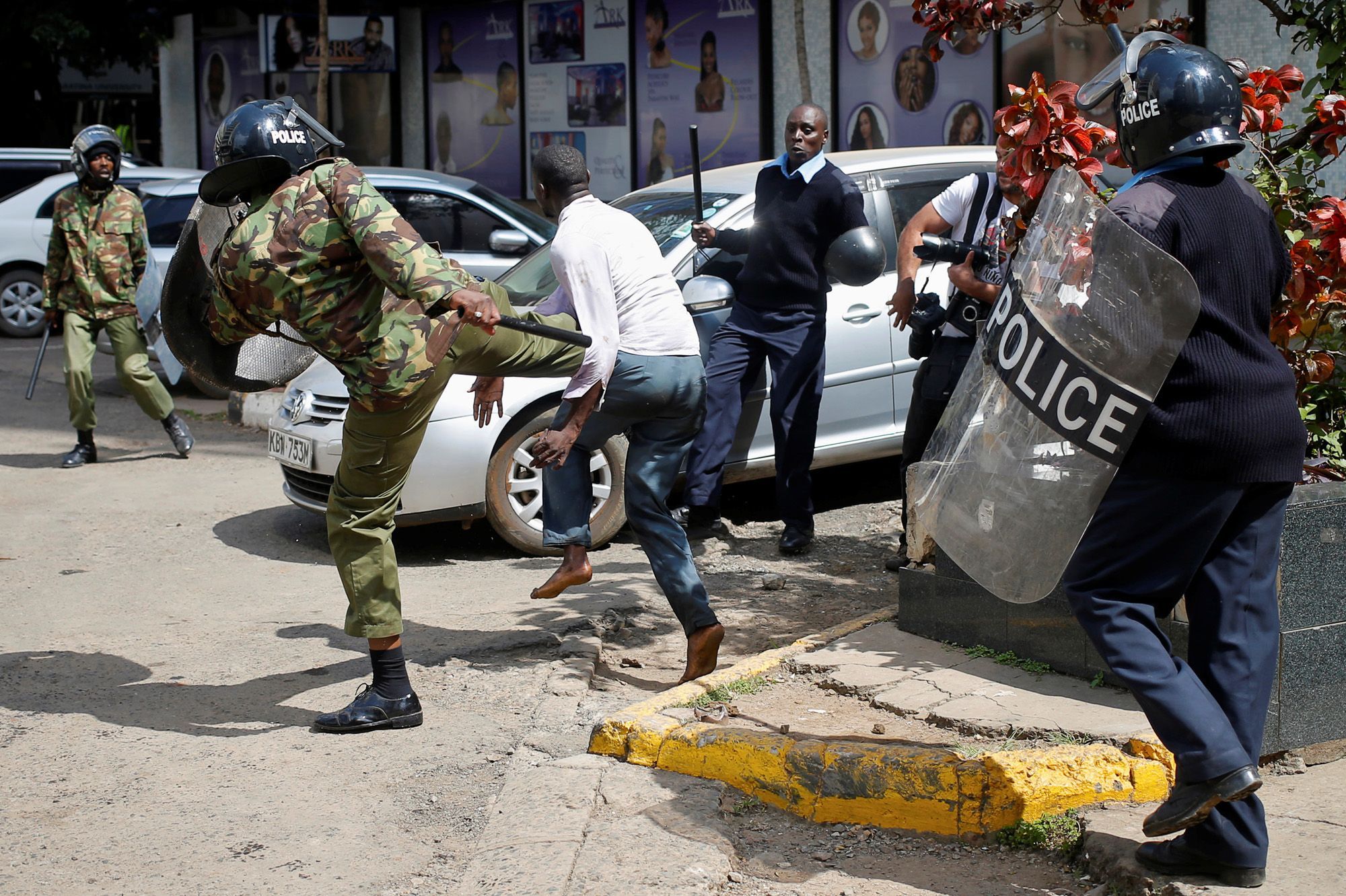 Des policiers kenyans « seront inculpés pour meurtres durant le couvre-feu »