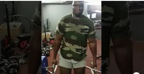 VIDÉO – AMA BALDA SOULÈVE PLUS DE 300 KG ET MARCHE AVEC : L’ADVERSAIRE DE MODOU LÔ EST TRÈS FORT !