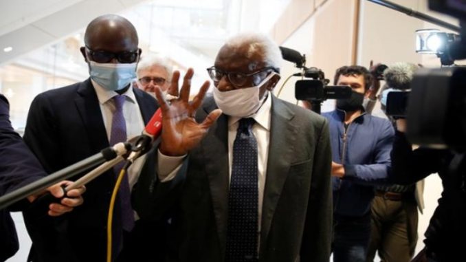 [PHOTO & VIDÉO] : L’ARRIVÉE DE LAMINE DIACK À SON PROCÈS