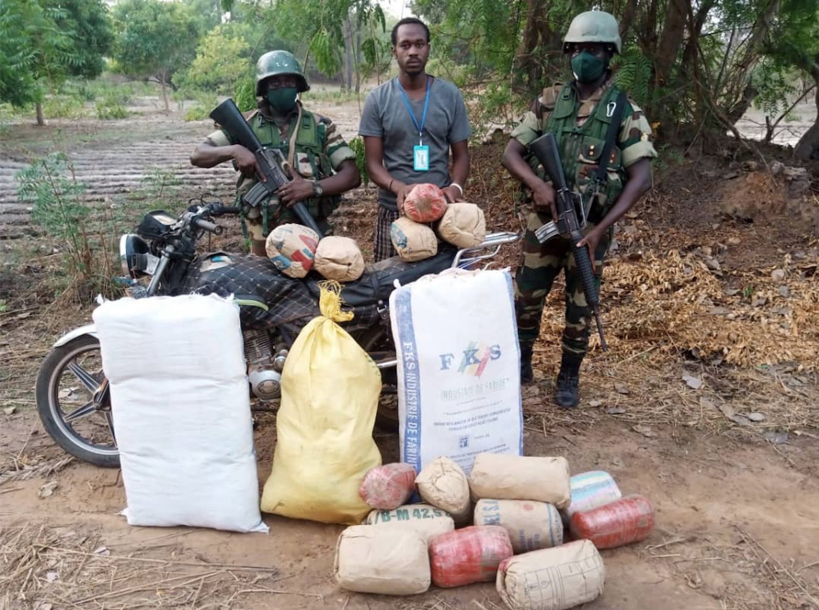 [Photos] Kolda : L’armée met la main sur 4 sacs de chanvre indien