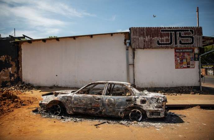 Émeutes à Pire : La voiture d’un magistrat caillassée, son épouse blessée