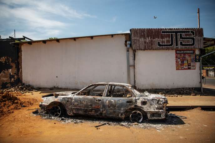 Émeutes à Pire : La voiture d’un magistrat caillassée, son épouse blessée