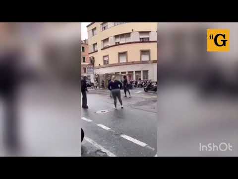 Vidéo – Italie : un Sénégalais pète les plombs en pleine rue et se bagarre avec un vieux. Regardez !