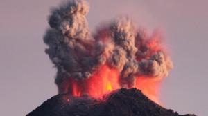 Mexique : Les images aériennes d’un volcan en éruption