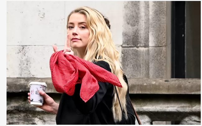 Voici pourquoi Amber Heard porte tous les jours un foulard rouge lors du procès avec Johnny Depp