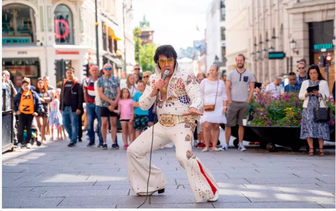 Incroyable:Il chante du Elvis pendant 50 heures et bat un record du monde