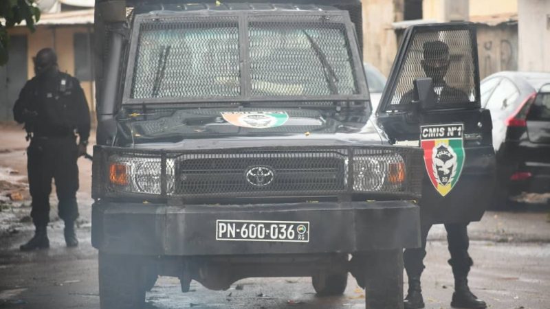 [Photos] Guinée : Des voitures de police et de la gendarmerie devant le domicile de Cellou Dalein