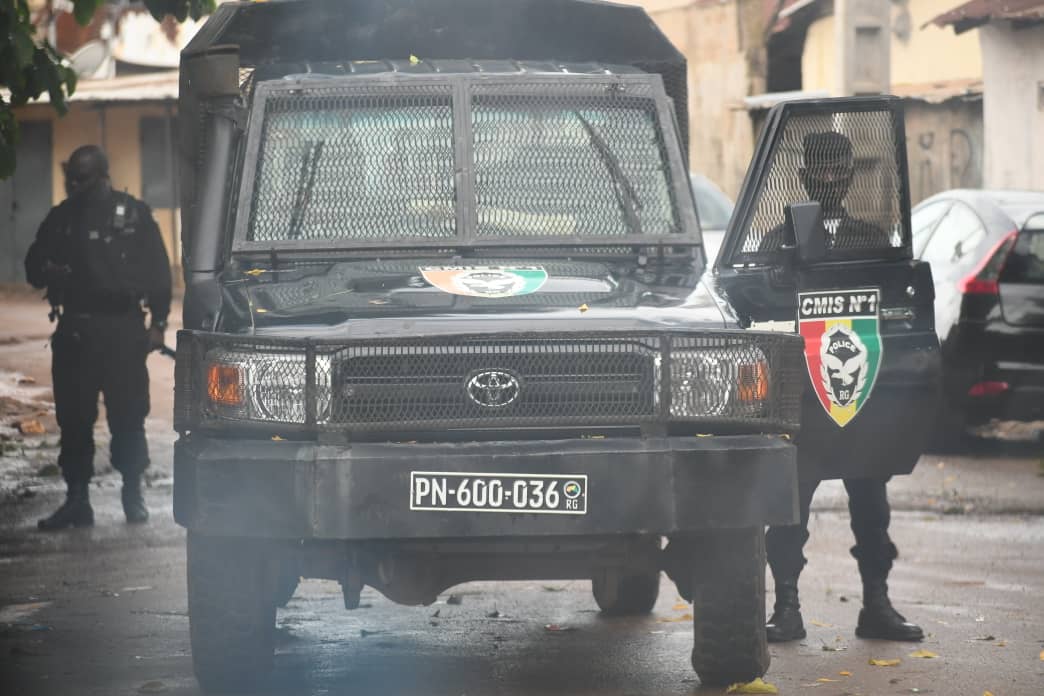 [Photos] Guinée : Des voitures de police et de la gendarmerie devant le domicile de Cellou Dalein