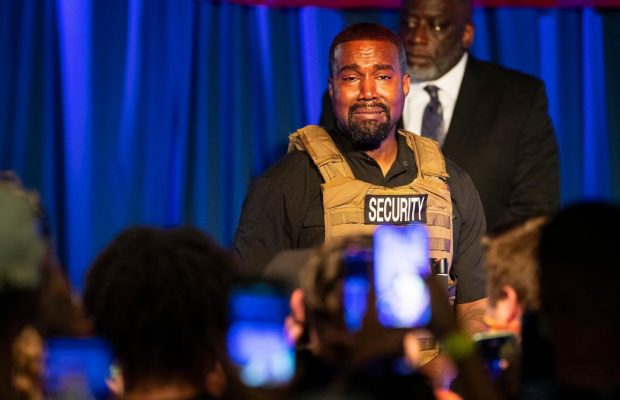 Présidentielle américaine : Kanye West fait son premier meeting et fond en larmes