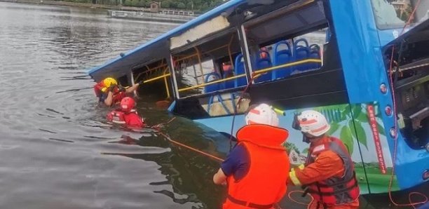 Un bus plonge dans un lac en Chine, au moins 21 morts