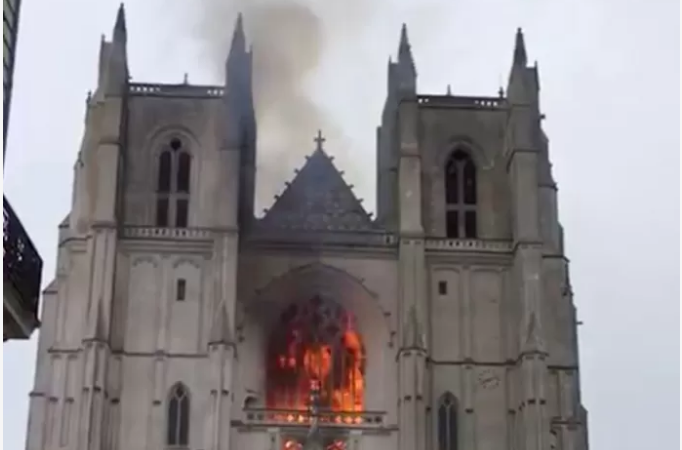 La cathédrale de Nantes ravagée par les flammes