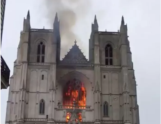 La cathédrale de Nantes ravagée par les flammes