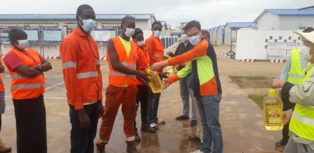 Chantier du BRT : L’entreprise CRBC offre 400 Kit Alimentaires aux employés