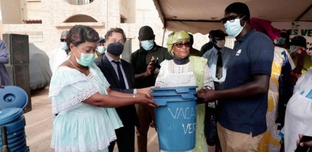 «Engagement citoyen» pour l’environnement : Mme Khady Camara dote les jeunes des HLM en matériel