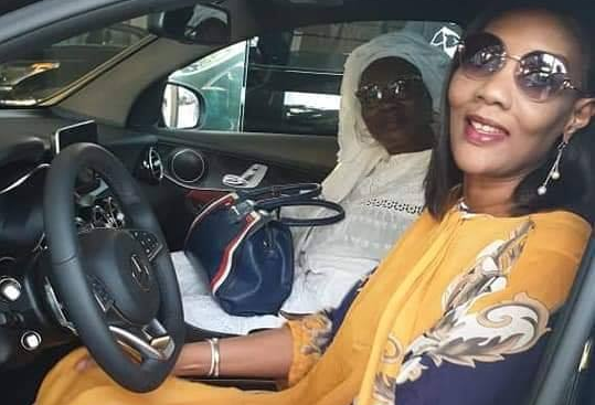 Sokhna Oumou Sy à bord de sa luxueuse limousine offerte par Ahmed Khalifa