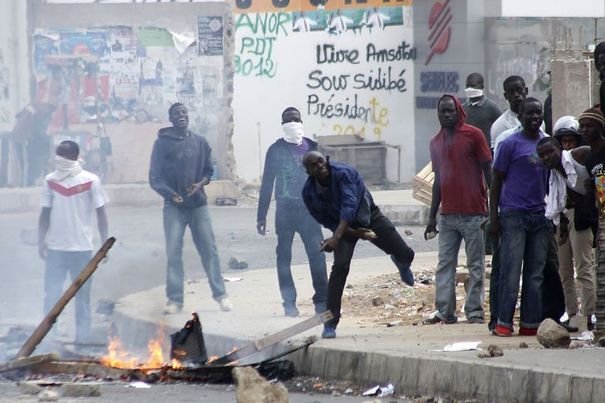 Urgent : Les étudiants s’affrontent avec les forces de l’ordre sur la route de Ouakam