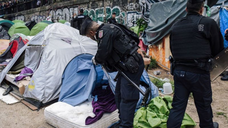 France: la police évacue un vaste campement de migrants en région parisienne