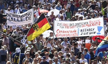 Covid-19 : à Berlin, des milliers de manifestants « anticorona » font entendre leur voix