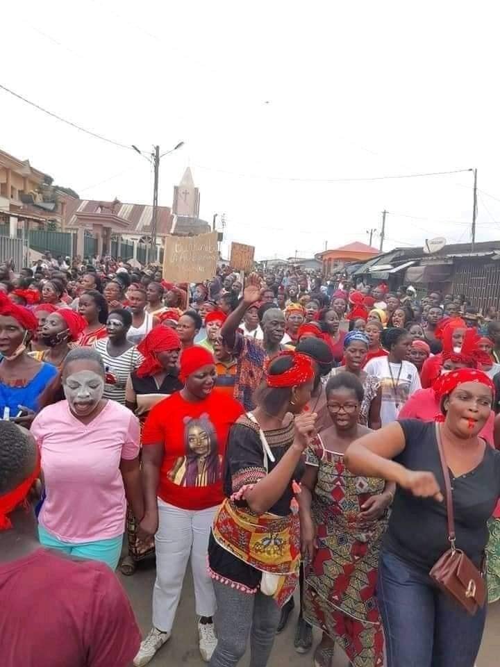 Côte d’Ivoire : Les femmes de l’opposition marchent contre le 3è mandat de Ouattara (20 Photos)