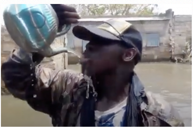 Un Talibé de Serigne Modou Kara boit l’eau des zones inondées de Touba