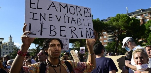 Covid-19 en Espagne : des manifestants anti-masque battent le pavé à Madrid