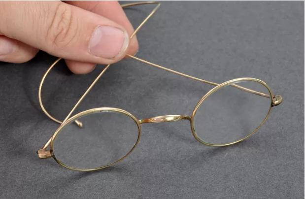 Des lunettes de Gandhi vendues 288.000 euros aux enchères