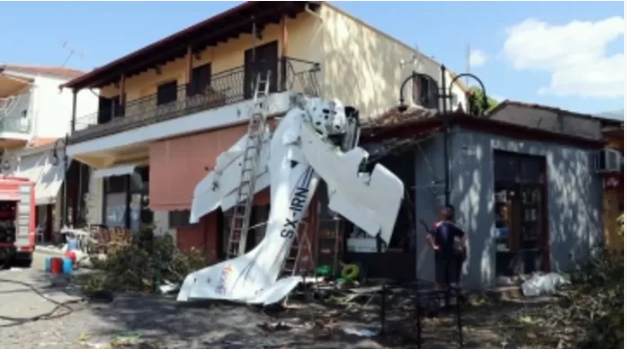 Un pilote de 19 ans survit après le crash d’un avion sur une maison en Grèce