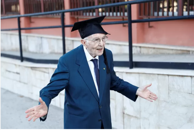 À 96 ans, cet Italien devient le plus vieux diplômé de l’histoire de son pays: “J’ai réalisé mon rêve”