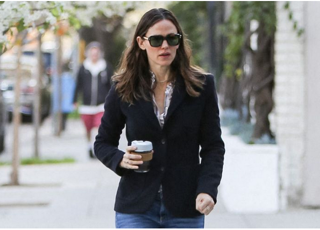 Célibataire, Jennifer Garner passe la journée à la plage avec Bradley Cooper