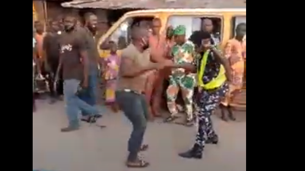 Un soldat licencié bat une policière à Lagos pour un ordre de circulation – [Vidéo]