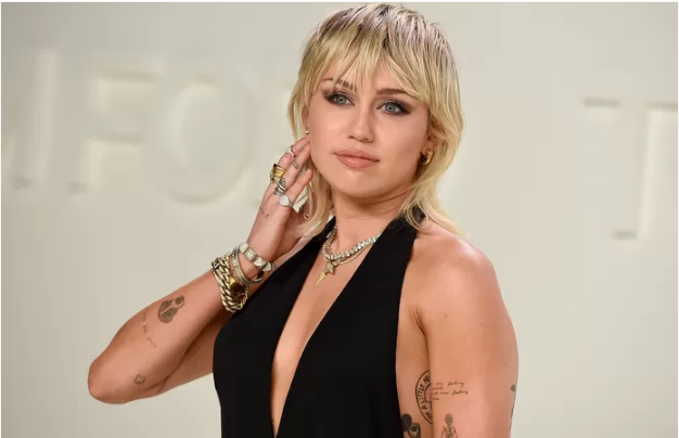 Miley Cyrus se confie sur sa “première fois”