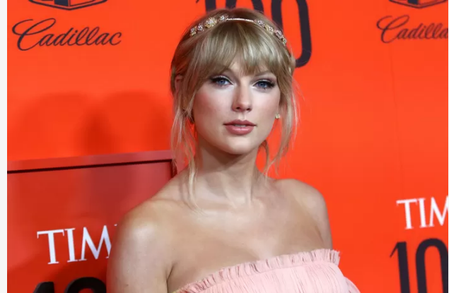 Taylor Swift offre 26.000 euros à une étudiante pour…