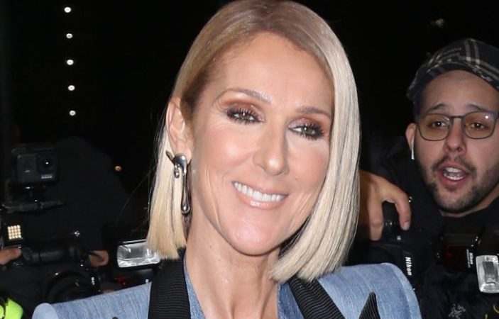 Céline Dion plus sexy que jamais, vêtue d’un corset en or au décolleté pigeonnant