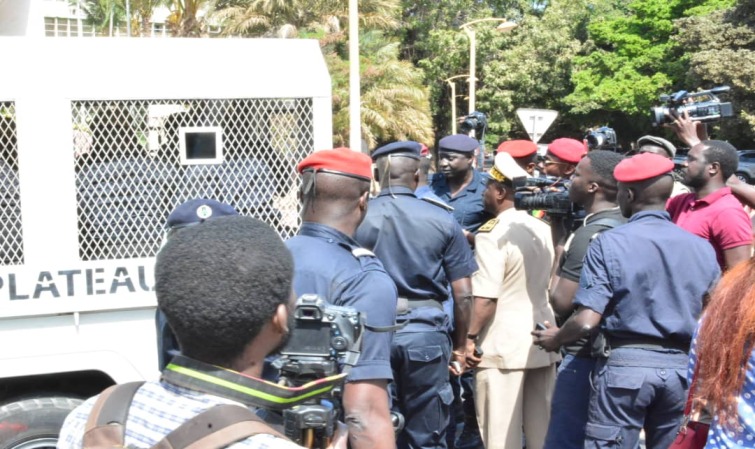 (vidéo et photos) : Malmené par la police,l’arrestation musclée de Guy Marius Sagna