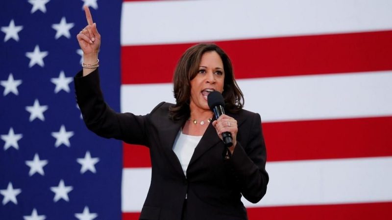 Joe Biden met sa colistière Kamala Harris en orbite qui étrille Donald Trump