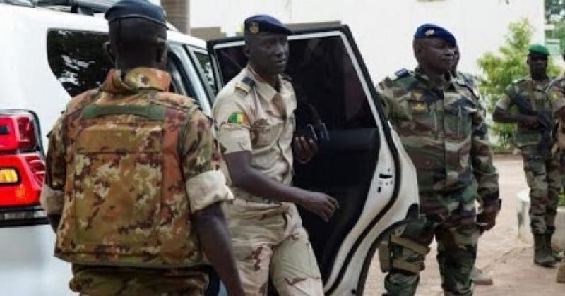 Mali: la junte rend visite aux familles influentes et à l’ex-président Moussa Traoré