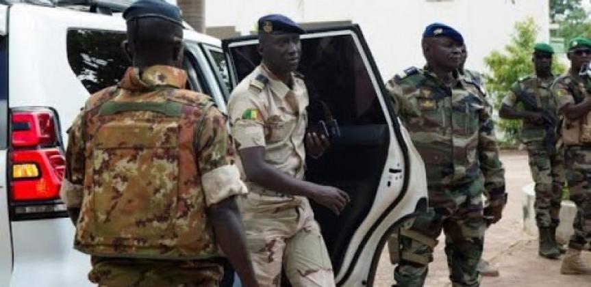 Mali: la junte rend visite aux familles influentes et à l’ex-président Moussa Traoré