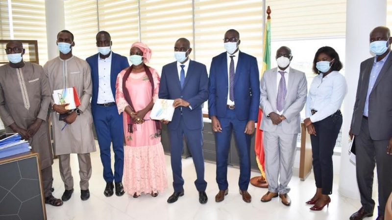 COVID 19 ET TÉLÉ-ENSEIGNEMENT : Grant Thornton Sénégal offre 200 tablettes au ministère de l’Education