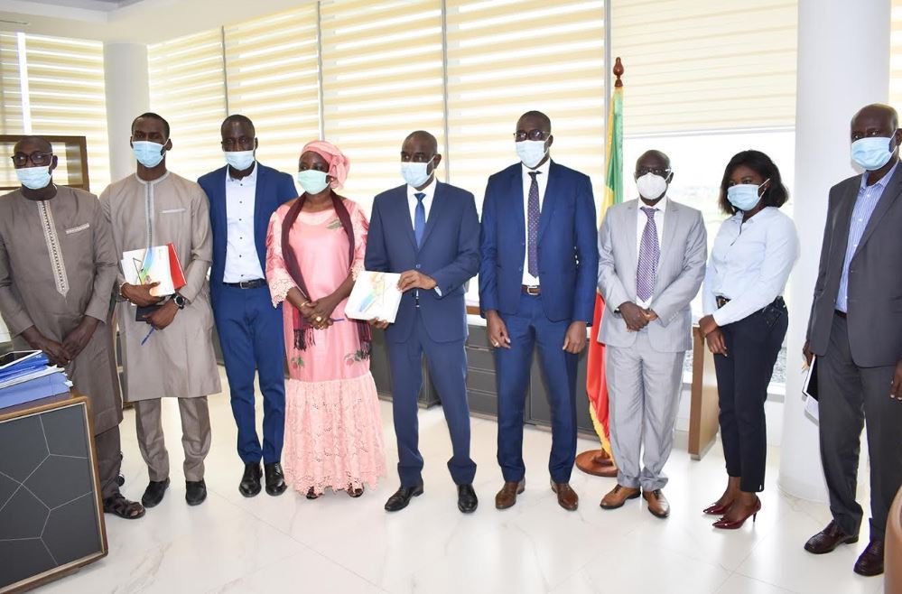 COVID 19 ET TÉLÉ-ENSEIGNEMENT : Grant Thornton Sénégal offre 200 tablettes au ministère de l’Education