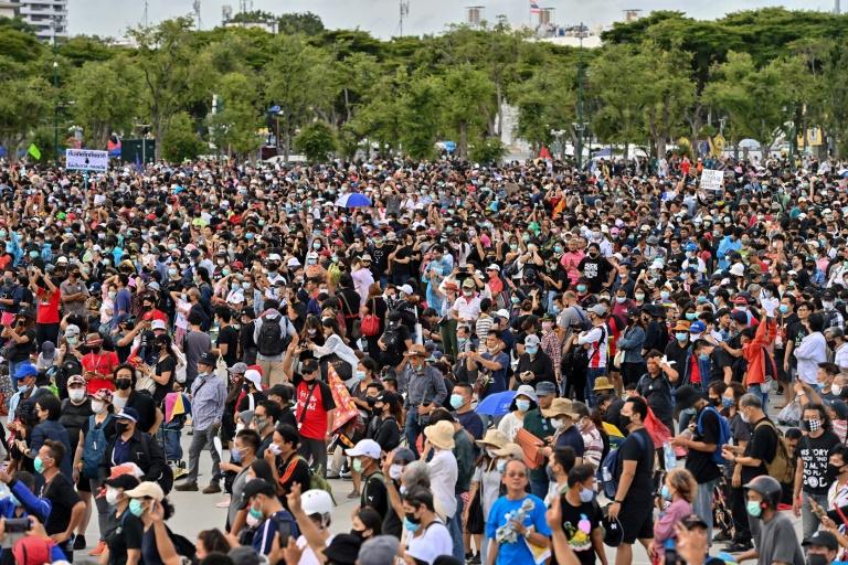 Thaïlande: des milliers de jeunes manifestent contre le gouvernement