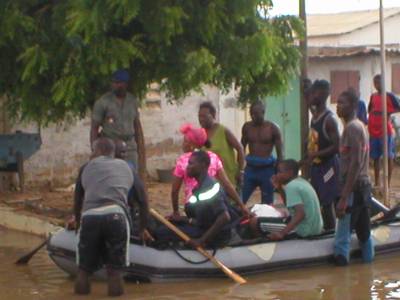 Inondations en banlieue dakaroise :des pirogue, nouveaux moyens de transport