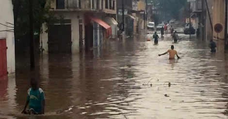 Pluie orageuse à Thiès : Malick Gakou patauge dans les eaux à la rencontre des sinistrés