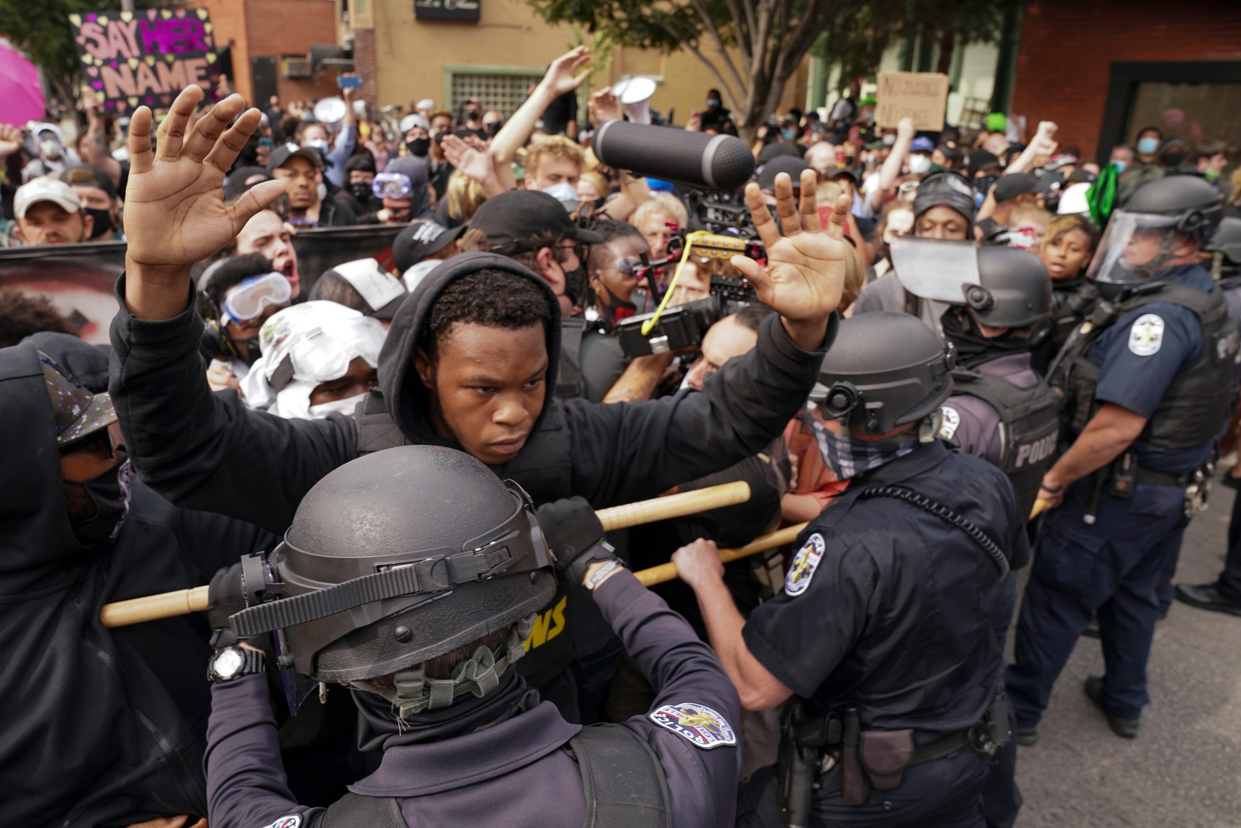 Deux policiers abattus au milieu des manifestations de Louisville contre la décision de Breonna Taylor