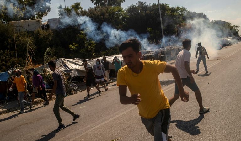 Grèce: heurts entre police et migrants dans le camp de Moria, sur l’île de Lesbos